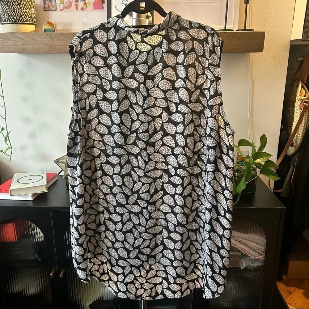 Love Drobe for Simply Be Sleeveless Collared Button Down Blouse (Plus Size) - Picture 2 of 6